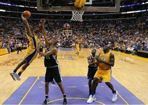  NBA常规赛激战正酣，字母哥与文班亚马闪耀赛场